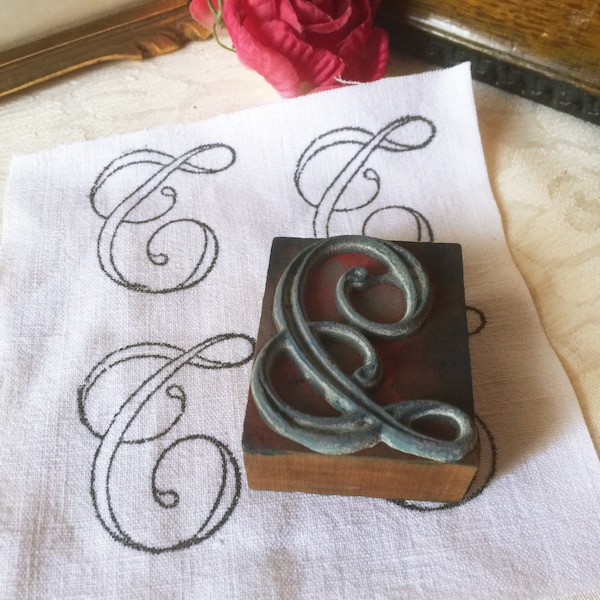Antique tampon broderie timbre monogramme lettre C  vintage français impression tissu mercerie ancienne trousseau de lin