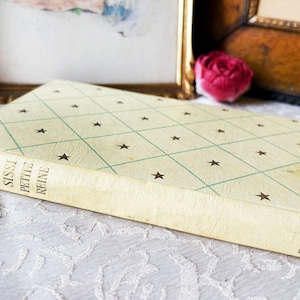 Livre bibliothèque jeunesse vintage français "Sissi Petite reine",  livre histoire de princesse, livre ancien pour fille collection Hachette