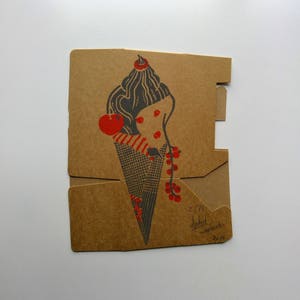 La dolce attesa, Linoleografia due colori, inciso e stampato manualmente, numerate e firmate, stampa carta 16.8x21cm, donna incinta