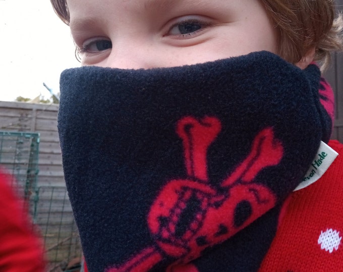 Pirate Jolly Roger Fleece Neck Warmer: Cosy Gaiter for Child/Adult
