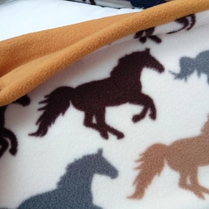 Wilde Pferde Fleece Schlauchschal für Kleinkinder, Kinder und Erwachsene