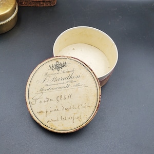 Antica scatola per polvere di carta francese della farmacia J Barathon nel gabinetto delle curiosità di Montmarault da collezione