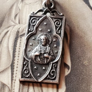 Pendentif religieux français en métal représentant l&#39;image du Sacré-Cœur de Jésus. Pendentif religieux des années 30.