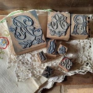 KIES EEN 'R' Vintage Franse rubberen en houten borduurstempels, allemaal met initiële R-stencil
