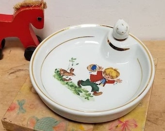 Vintage französische Porzellan-Kinderwärmschale in Original-Geschenkbox. Kleiner Junge und Hasen Kind Schüssel. Original Enten Stopper.