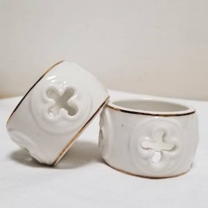 Coppia francese vintage di anelli porta tovaglioli in porcellana bianca con dettaglio a croce e bordi in oro. French Faience Serviette Rings Whiteware Tavolo
