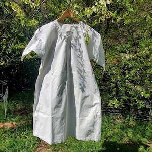 Antigo vestido de noite de manga curta de algodão de linho francês feito à mão dos anos 1930. Vestido de linho branco de verão na altura do joelho com corte A