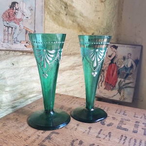 Copas de licor francesas antiguas de color verde: flores de esmalte pintadas a mano
