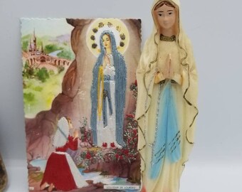 Vintage französische Madonna von Lourdes-Statue mit gestickter Postkarte