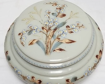 Bibelot ou bol à poudre bristol ancien en verre, verre opalin bleu pâle/vert avec fleurs et décoration en émail peint. Fin des années 1800.