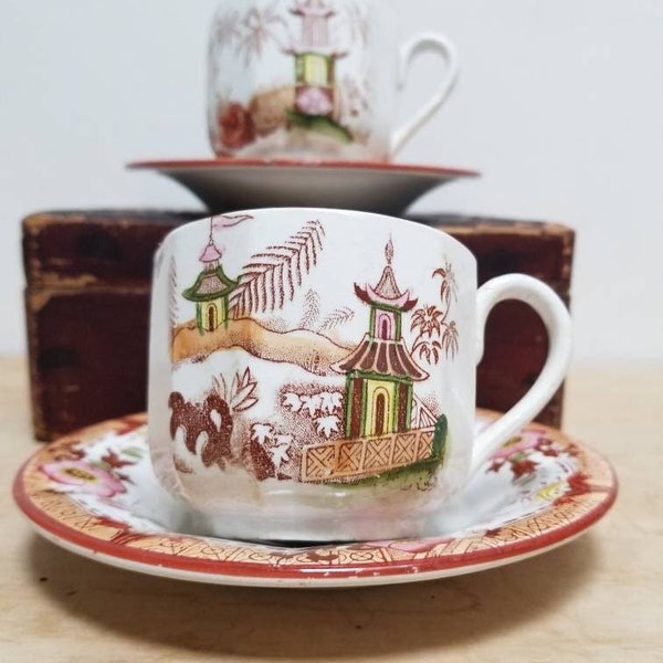 Antike französische 2 Sarreguemines Kyoto Tassen und Untertassen des 19.Jahrhunderts Chinoiserie Stil Country Scenes. Französische Fayence Kaffee Tassen