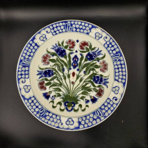 Placa hueca decorativa antigua de Julia Zsolnay de la década de 1880, firmada por TJM de la colección persa, flores pintadas a mano con borde azul arabesco turco.