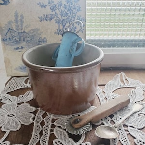 Cuenco francés antiguo tradicional del siglo XIX esmaltado con sal marrón. Vajilla tradicional.