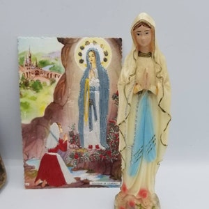 Pequena estátua religiosa francesa vintage da Madonna Notre Dame de Lourdes Mary em plástico de 1960 com cartão postal bordado de Lourdes.