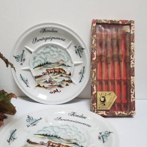 Vintage Francese 2 Limoges Bourguignonne Fonduta Segmentata Piatti in Ceramica e Bastoncini di Fonduta di Legno. Scena di Cow Mountain. Scomparti per condimenti