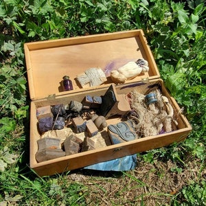Antieke Franse borduur- en naaischatkist uit de 20e eeuw. Schatkamer houten kist met borduurstempels, rollers, katoen, lege inktfles