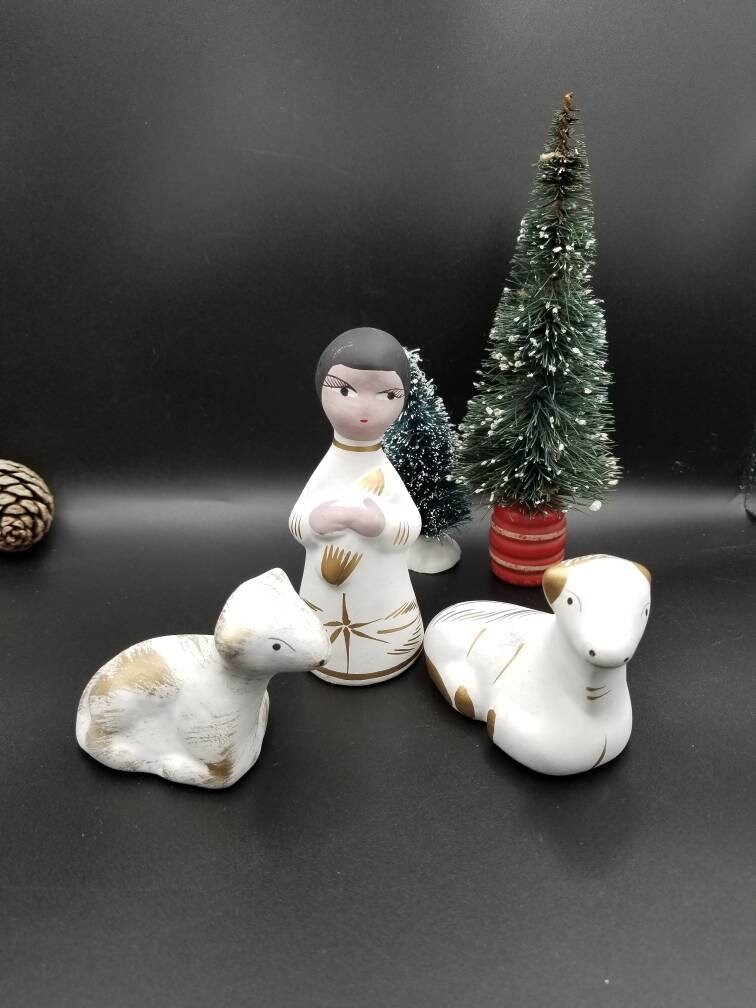 Crèche Mexicaine Vintage Figures d'ange et Une Vache Un Mouton en Terre Cuite Peintes Blanc avec Des