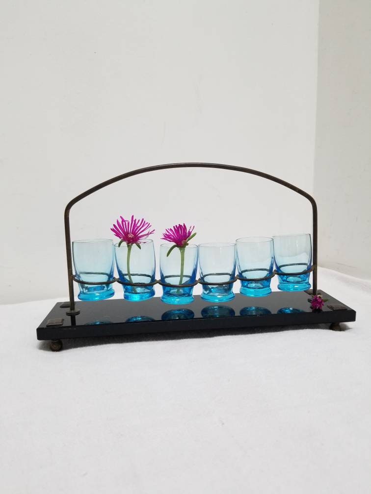 Vintage Français 1950 Blue Liqueur Shot Glasses Dans Un Support de Base en Marbre Noir avec Poignée 