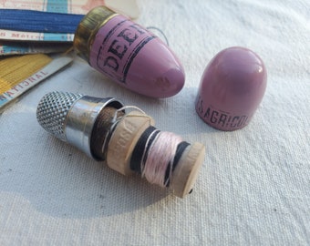 Kit de costura de bolsillo vintage John Deering en caja de metal ovalada. Lata publicitaria