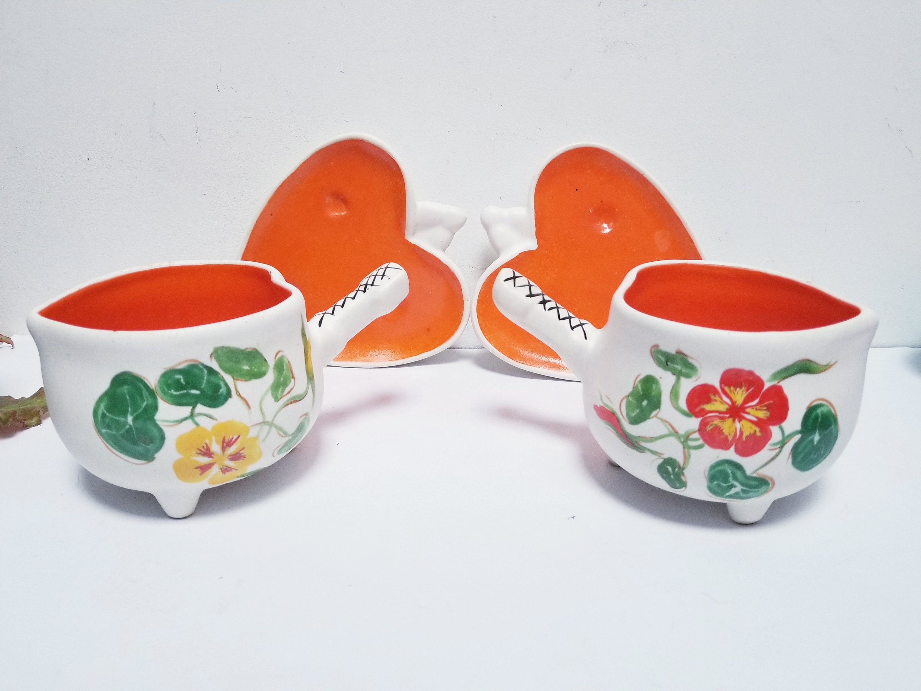 Vintage Français Tasses de Coeur Insolites Faites à La Main avec Des Soucoupes Forme Coeur. Couleur 