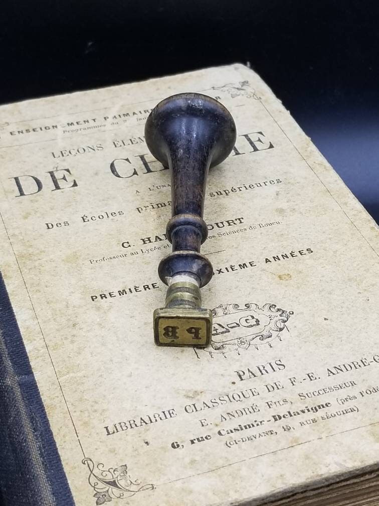 Vintage Français Wax Seal Stamp Initials P.b. Letter avec Poignée en Bois. Timbre-Lettres Laiton et 