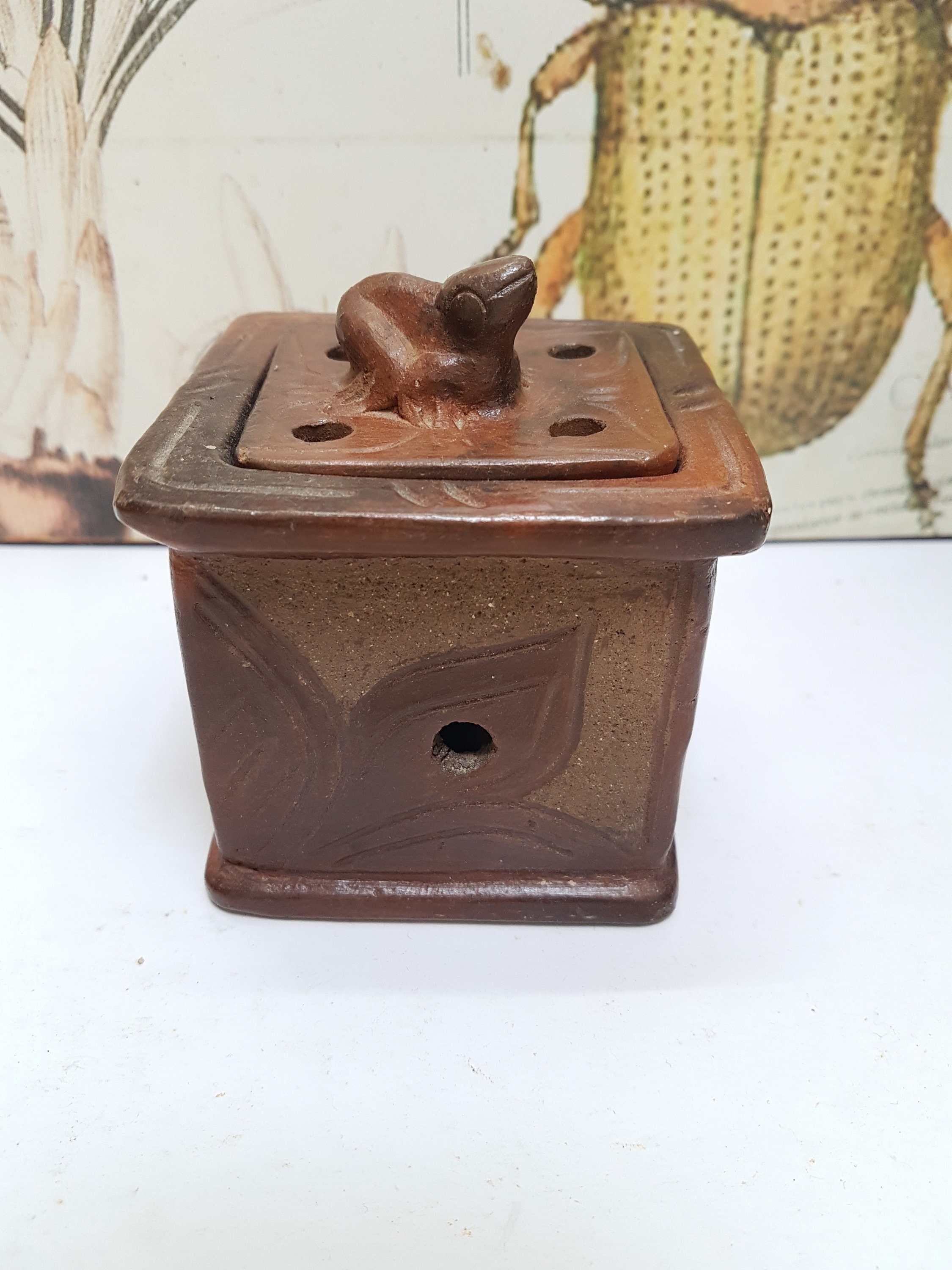 Asiatique Vintage Carré Faïence Boîte d'encens avec Couvercle de Grenouille. Boîte Gravée Fleurs.