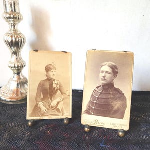 Antieke Franse kaart fotoportretten uit het Victoriaanse tijdperk op ezel met klem, messing lijst