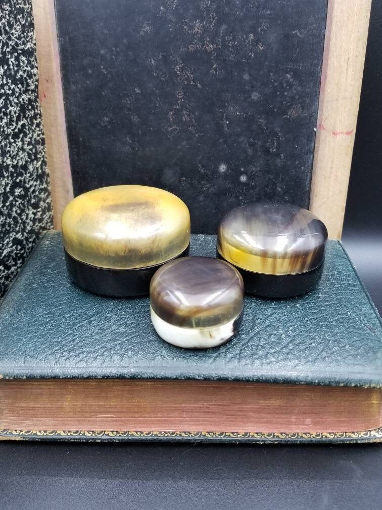 Ensemble Vintage de Trois Boîtes Corne Rondes Grandes Moyennes et Petites. Boîtes à Couvercle Rond Q