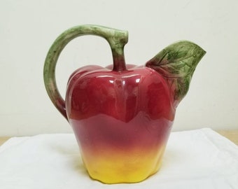 Carafe vintage en barbotine et faïence émaillée en forme de pomme, fabriquée et peinte à la main. Pichet à eau en forme de pomme. Carafe à eau française émaillée rouge