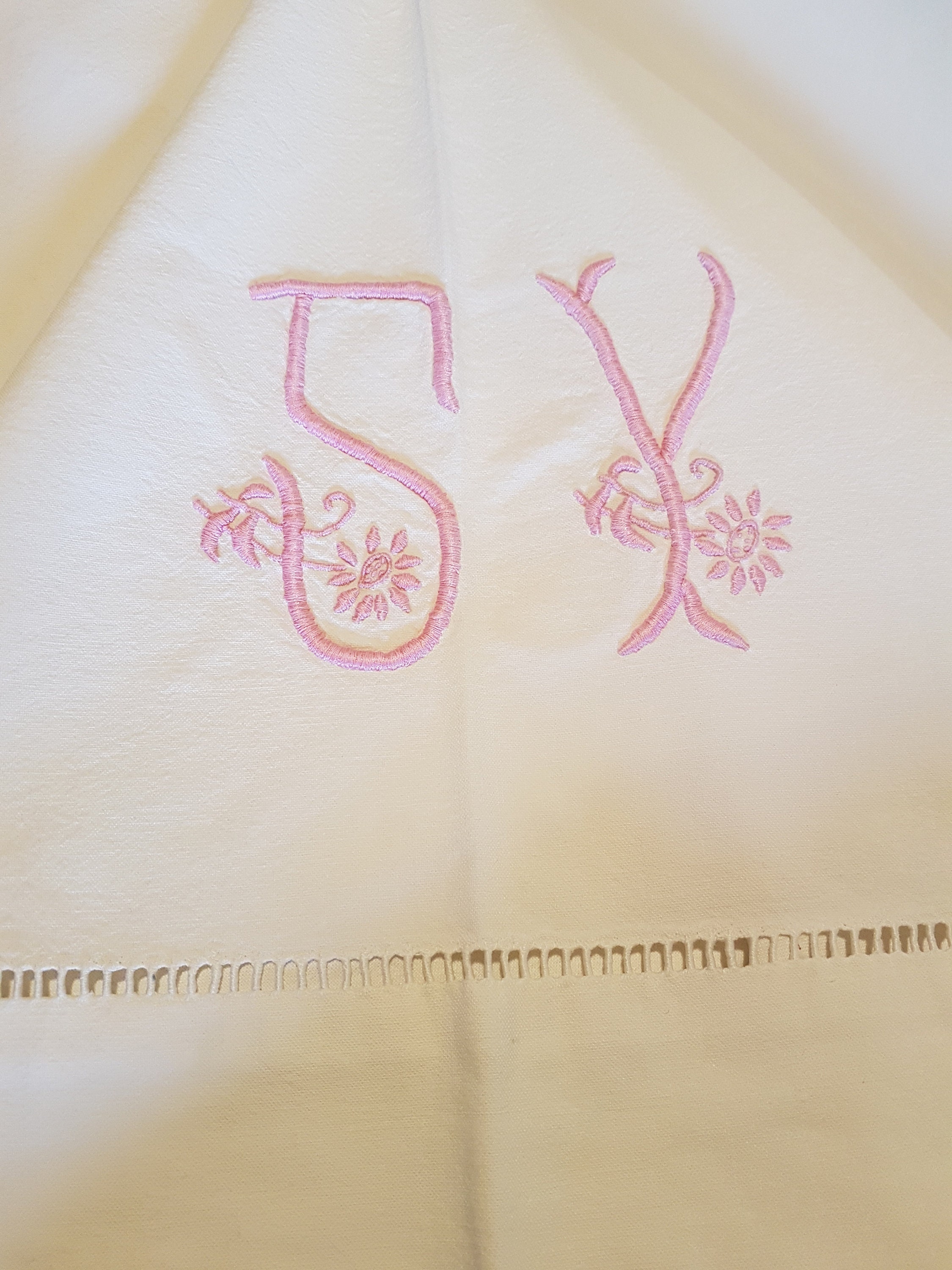 Vintage Français Années 1950 Drap en Coton Blanc Monogrammé avec Sy Brodé à La Main sur Le Dessus. C