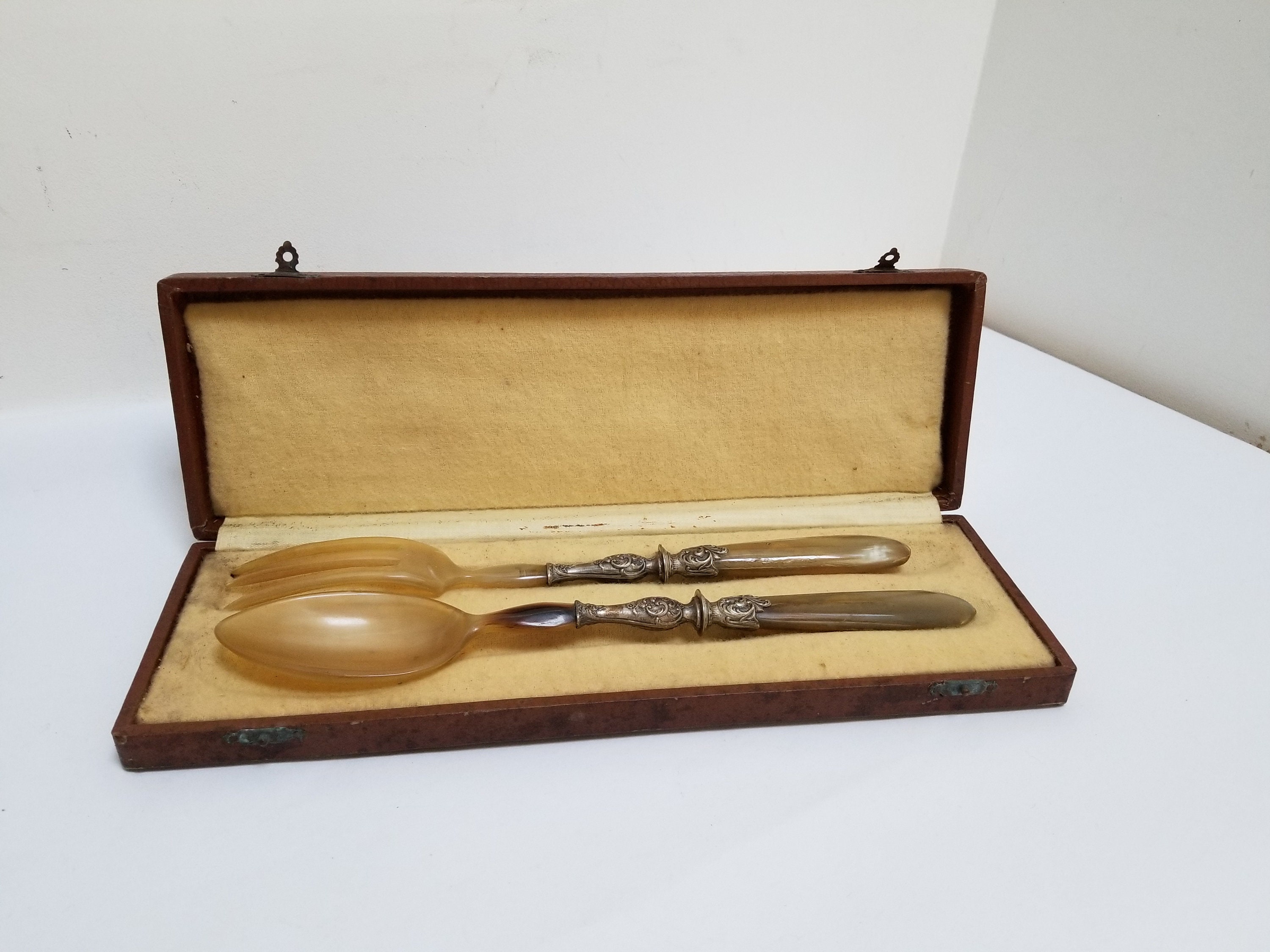 Serveurs de Salade Français Horn Vintage avec Détail Argenté Délicat sur La Poignée. Servir Des Uste