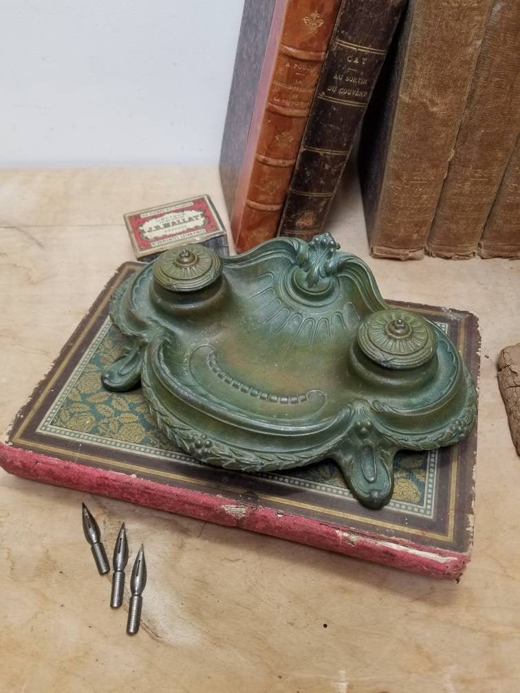 Vintage Français Encrier de Bureau Vert Art Nouveau et 3 Plumes Stylo Plume Pots Sans Encre.