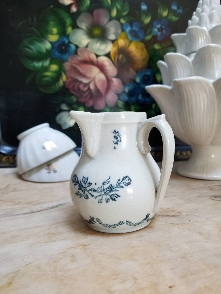 Vintage Français St Uze Ironstone Jug avec Poignée Détail. Blanc Le Design Floral Bleu. Fleurs Bleue