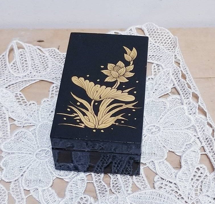 Français Vintage Golden Flowers On Black Laqueed Varnished Wooden Box. Boîte en Bois Décorée d'or