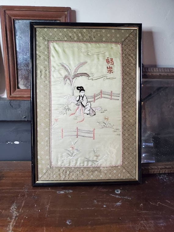 Bannière Brodée Ancienne - Panneau Décoratif En Soie Et Métal, Motif Pictural, Occasion Avec Traces