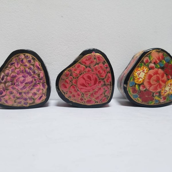 vintage 3 Boîtes de bibelots en papier mâché. 3 petites boîtes décorées en forme de cœur floral. Rouge et orange. Rose. Pourpre. Or. Fleurs peintes à la main.