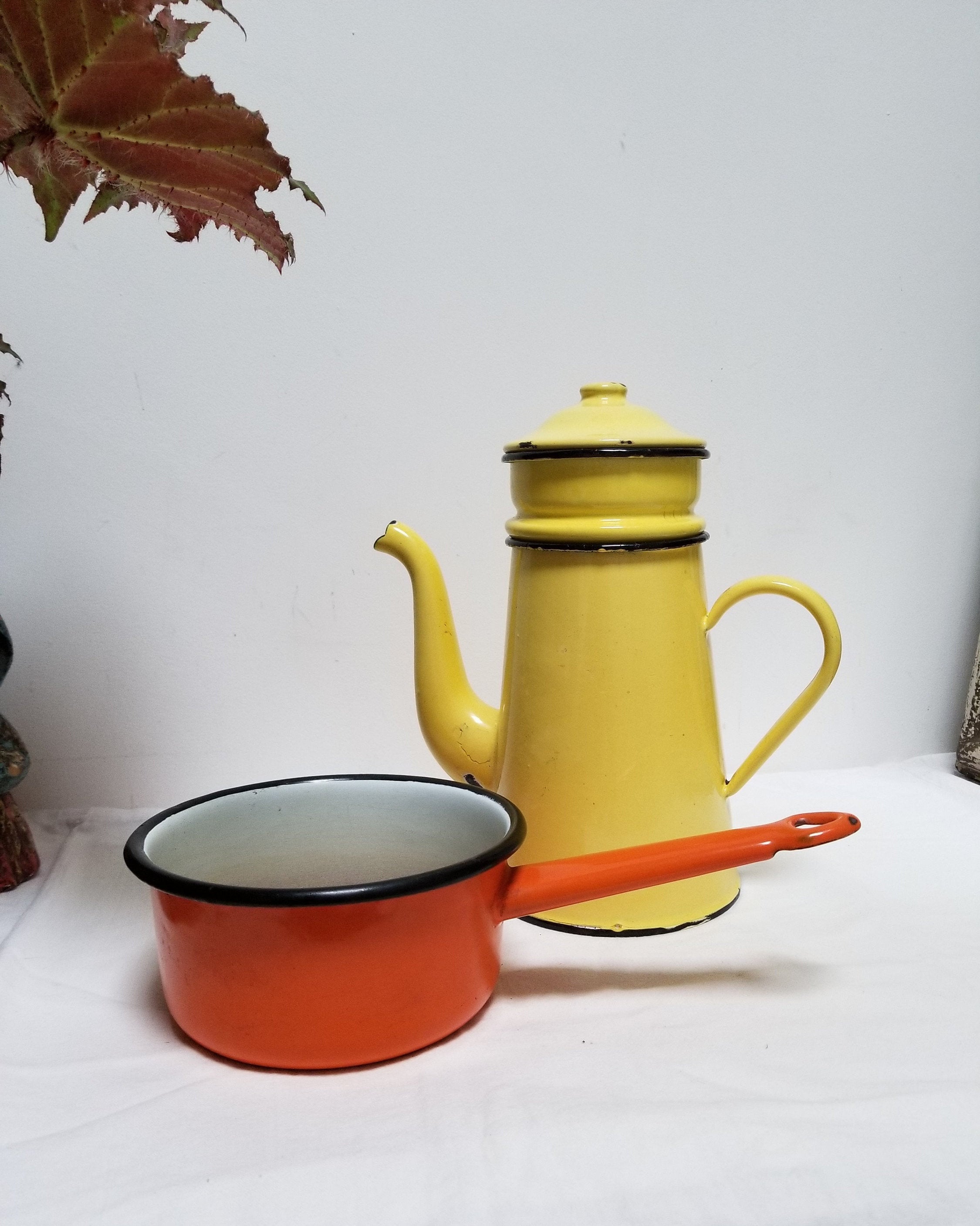 1940S Français Enamel Yellow Coffee Maker. Cuisine Vintage. Petit Émail Orange Lumineux Casserole. C