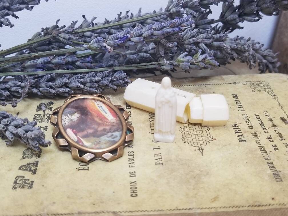 Vintage Français Lourdes Objets Religieux. Minuscule Plastique