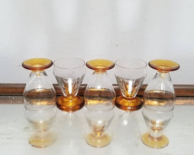 Vintage Français 5 Petites Lunettes Côtelées Aux Pieds Ambrés. Bar Shot Glass. Barware Clair et Ambr