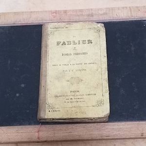 アンティーク フランス本ファブリエ スクール ブック、1855 年発行。エコール フランセ図書館。ナポレオン 3 世の学生の書き込みのあるアンティークの本。古書