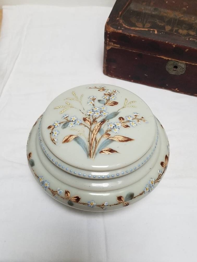 Babiole en Verre Bristol Antique ou Bol Poudre, Opaline Bleu Pâle/Vert avec Fleurs et Décoration Pei