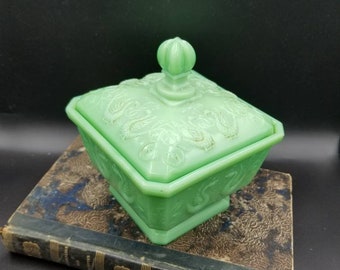 Antike französische Schmid Verreries Glaswaren 1900er Jahre Grüner Jadeit Glas Bonbon oder Zuckerdose mit Drachenrelief. Seltenes viktorianisches Sammlerglas