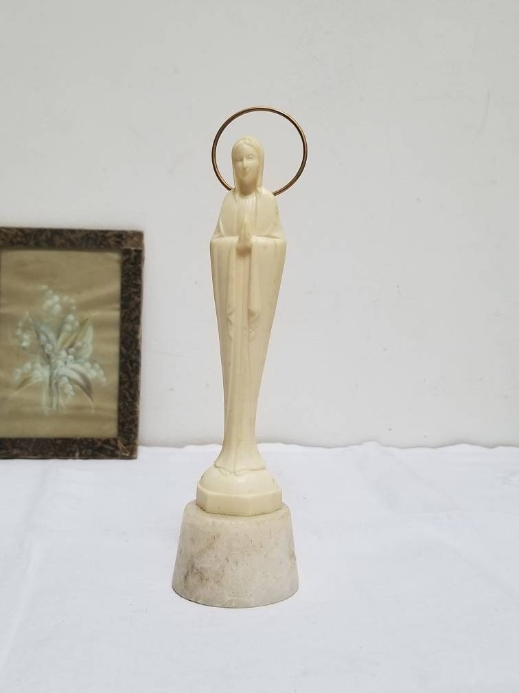 Vintage Français Notre Dame de Lourdes Statue La Madone avec Halo en Plastique Dur Blanc Cassé sur U