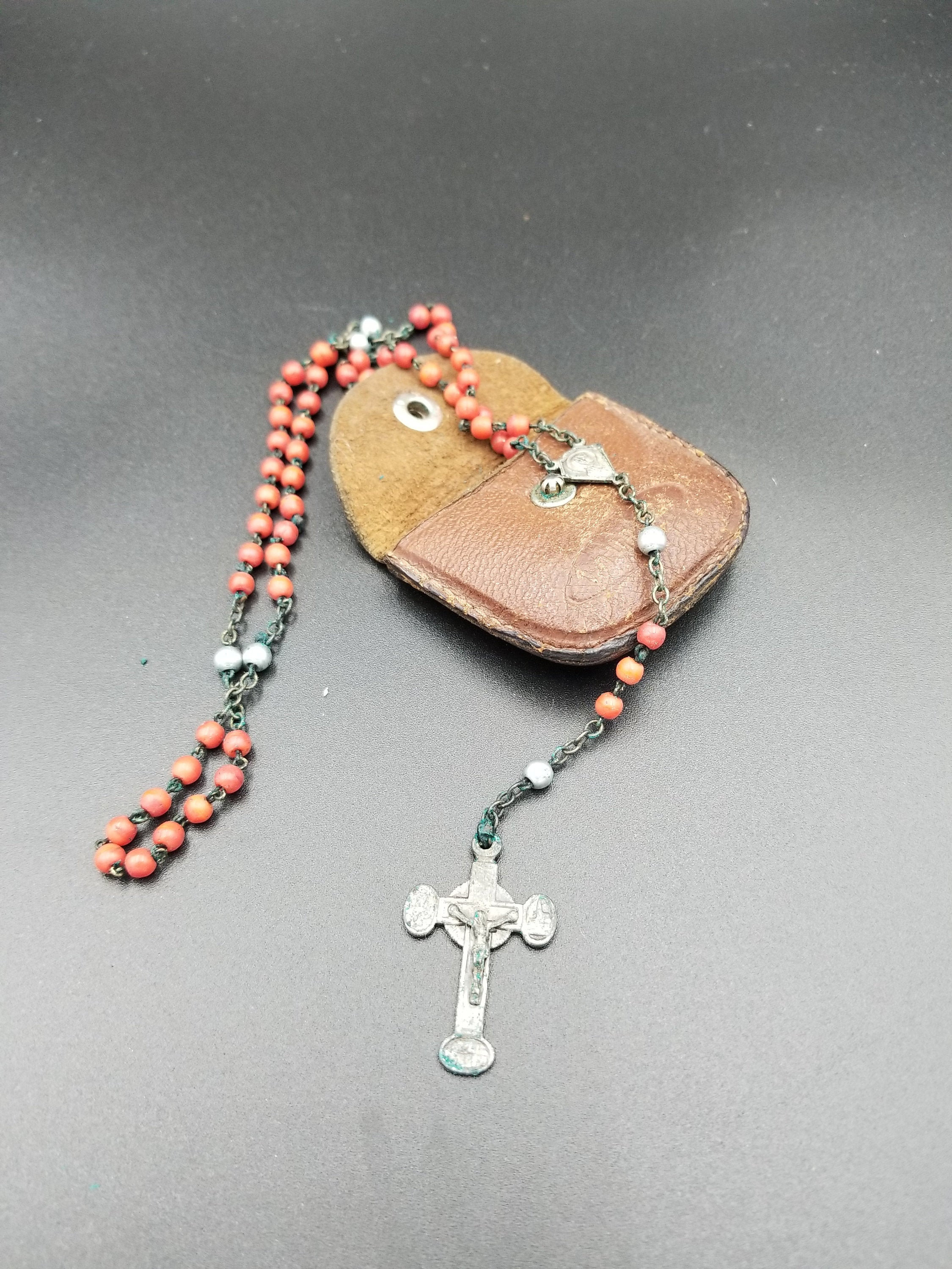 Vintage Français Deep Coral Stone Small Lourdes Rosaire en Cuir Brun. Catholique. Notre Dame de Lour