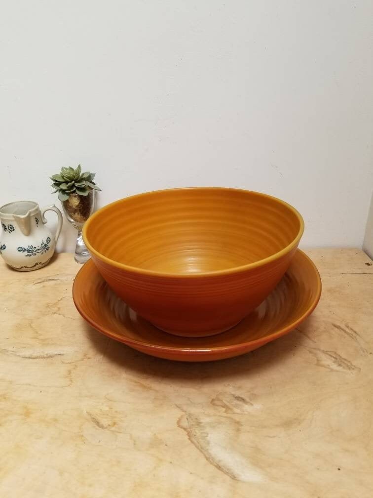 Vintage Français Arcopal Volcan Saladier Bowl et Bol de Service. 1970S Caramel Swirl Color Glass Bow