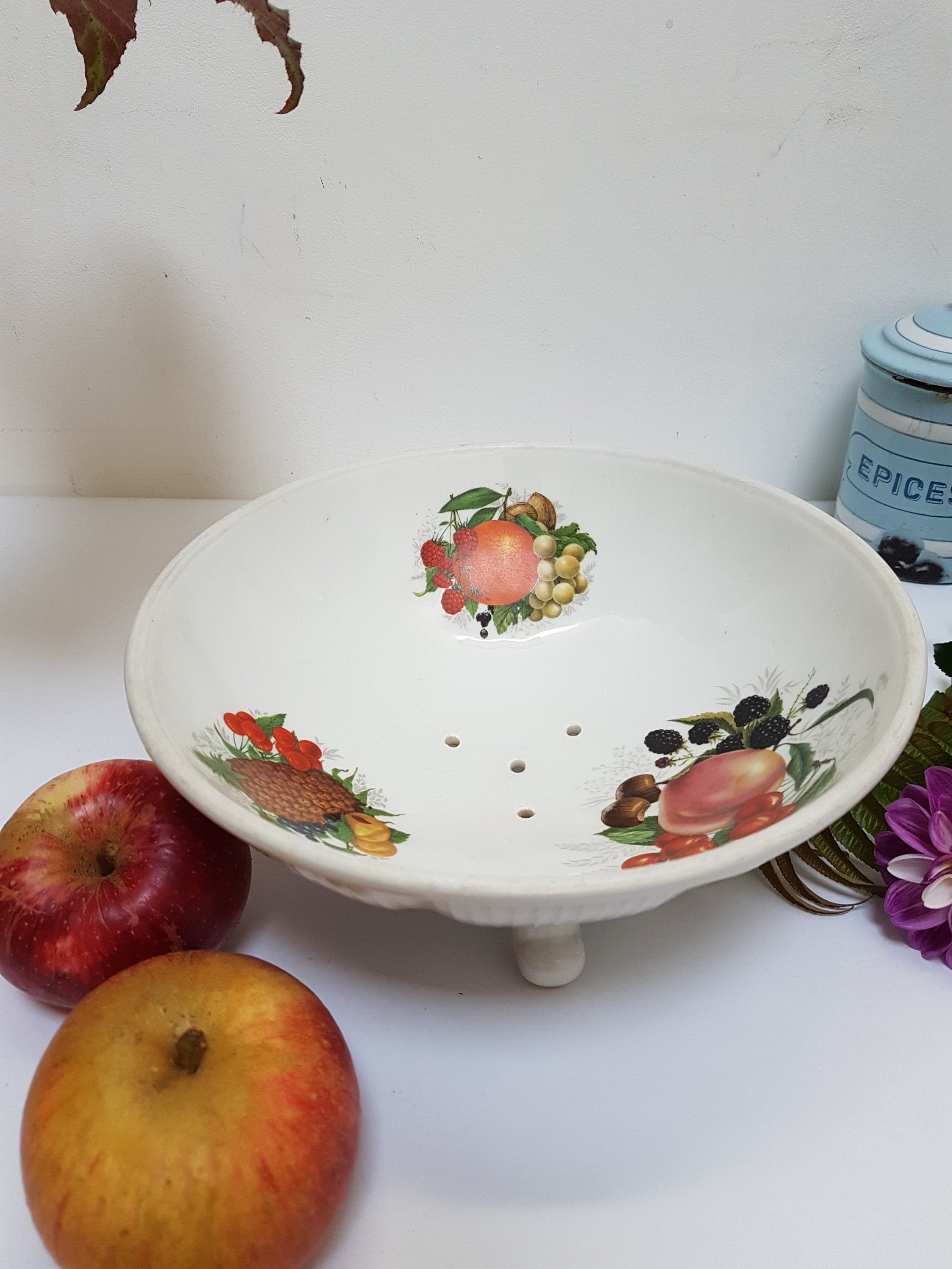 vintage français ceramic transferware berry bowl. rince-bol de baies à motifs fruits et tamis avec pieds. art du chemin vert passoire céramique