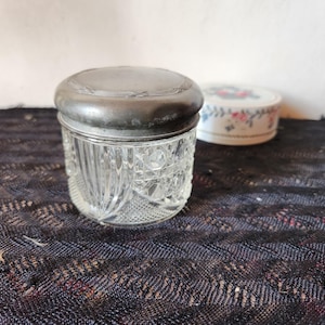 Antik viktoriansk glaspulverkruka för sminkbord med tennlock