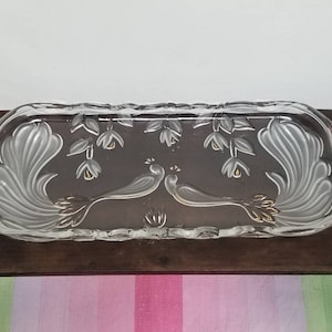 Vintage kleine rechthoekige kristallen glazen lade met matte vogels en gouden detail