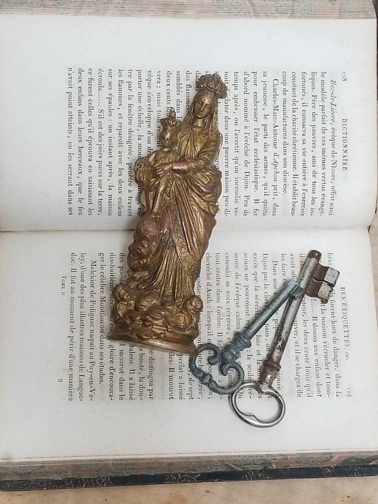 Statuette Antique en Cuivre Recouverte d'or Français de La Vierge à L'enfant. Statue Religieuse Méta