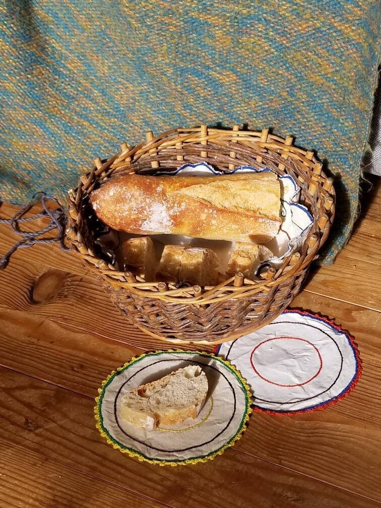 Panier à Pain Français Millésimé Des Années 1950. Panier en Osier Rustique et Serviette Ronde Coton 